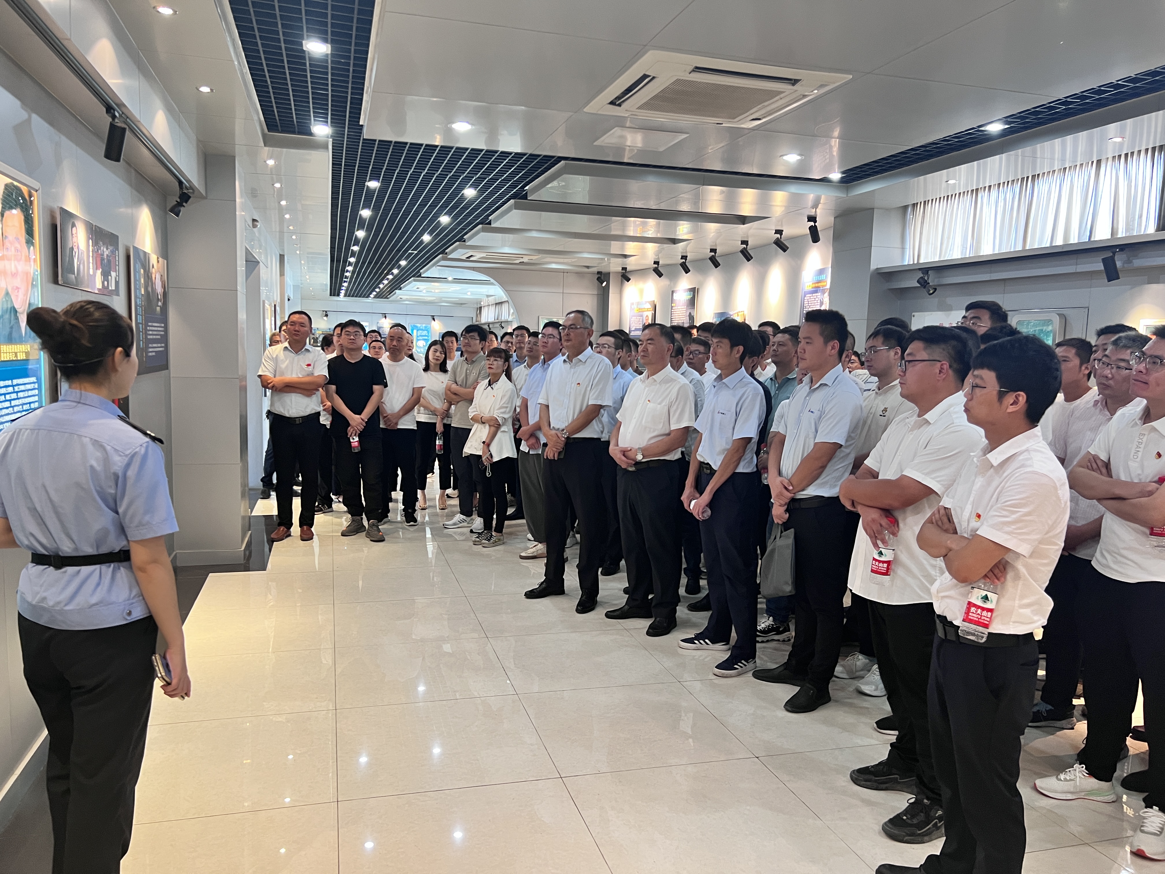 参观警示展.jpg 参观警示展.jpg