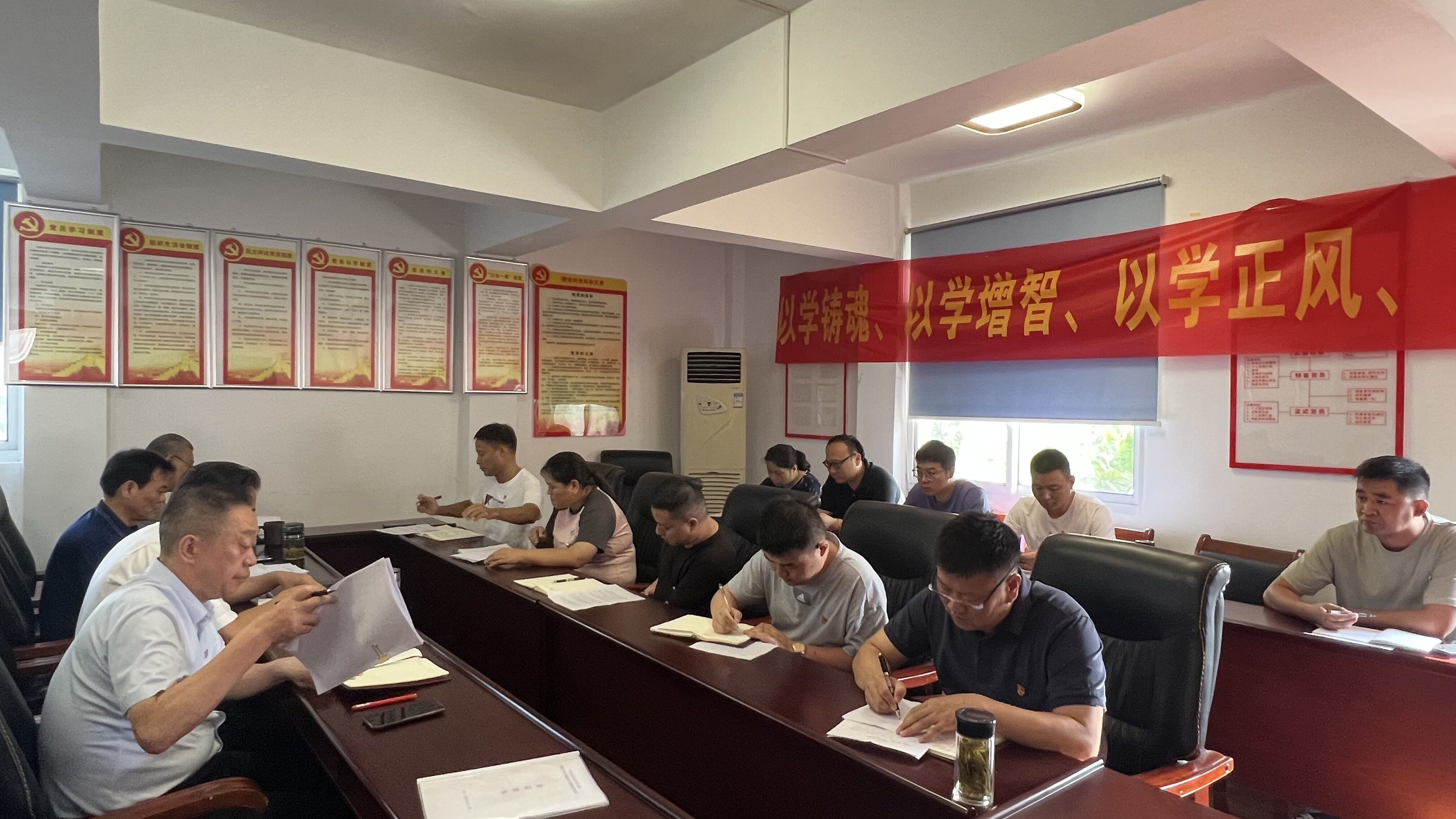 华力劳务公司组织生活会.jpg 华力劳务公司组织生活会.jpg