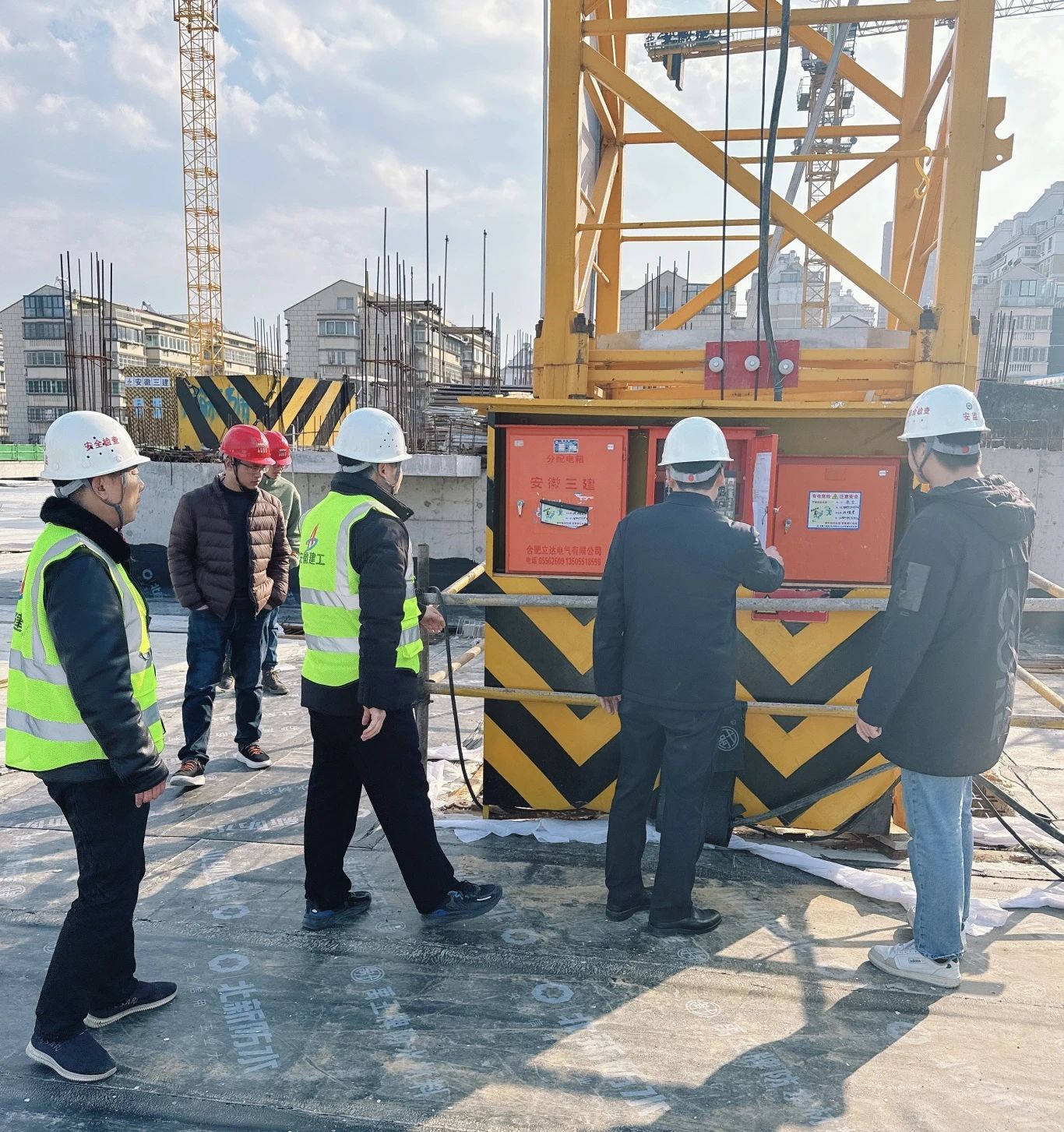 2月18日,一分公司领导带队对王卫片区城市更新总承包项目施工现场临时用电、大型设备、安全防护等情况进行了深入检查,并对下一步计划及要求作出详细安排,要求项目全员、全面、全力进入工作状态,以开工即决战的心态,抓实抓细安全、质量管理,强控风险,明确目标任务,确保项目按计划节点顺利推进。.png 2月18日,一分公司领导带队对王卫片区城市更新总承包项目施工现场临时用电、大型设备、安全防护等情况进行了深入检查,并对下一步计划及要求作出详细安排,要求项目全员、全面、全力进入工作状态,以开工即决战的心态,抓实抓细安全、质量管理,强控风险,明确目标任务,确保项目按计划节点顺利推进。.png