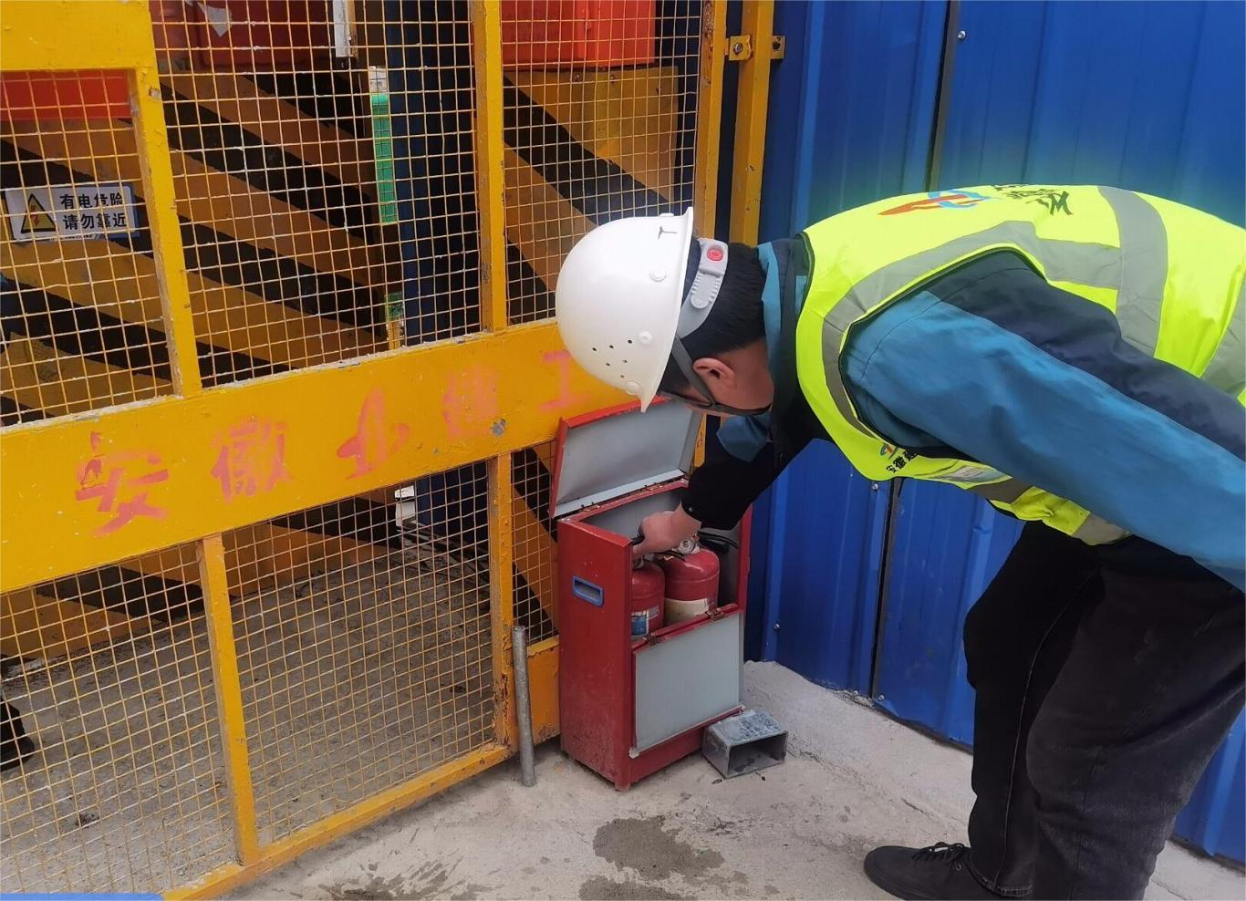 安徽省半汤疗养院康养中心项目于2月17日正式进行复工复产工作。项目经理亲自带队组织项目管理人员对施工现场临边防护、消防安全、临时用电等进行复工前检查,及时整改检查中发现的安全隐患问题。并在检查后开展复工复产会议,对节后现场生产调度、安全教育计划及施工总体安排进行了细致的规划,确保项目全面开展复工复产工作。.jpg 安徽省半汤疗养院康养中心项目于2月17日正式进行复工复产工作。项目经理亲自带队组织项目管理人员对施工现场临边防护、消防安全、临时用电等进行复工前检查,及时整改检查中发现的安全隐患问题。并在检查后开展复工复产会议,对节后现场生产调度、安全教育计划及施工总体安排进行了细致的规划,确保项目全面开展复工复产工作。.jpg