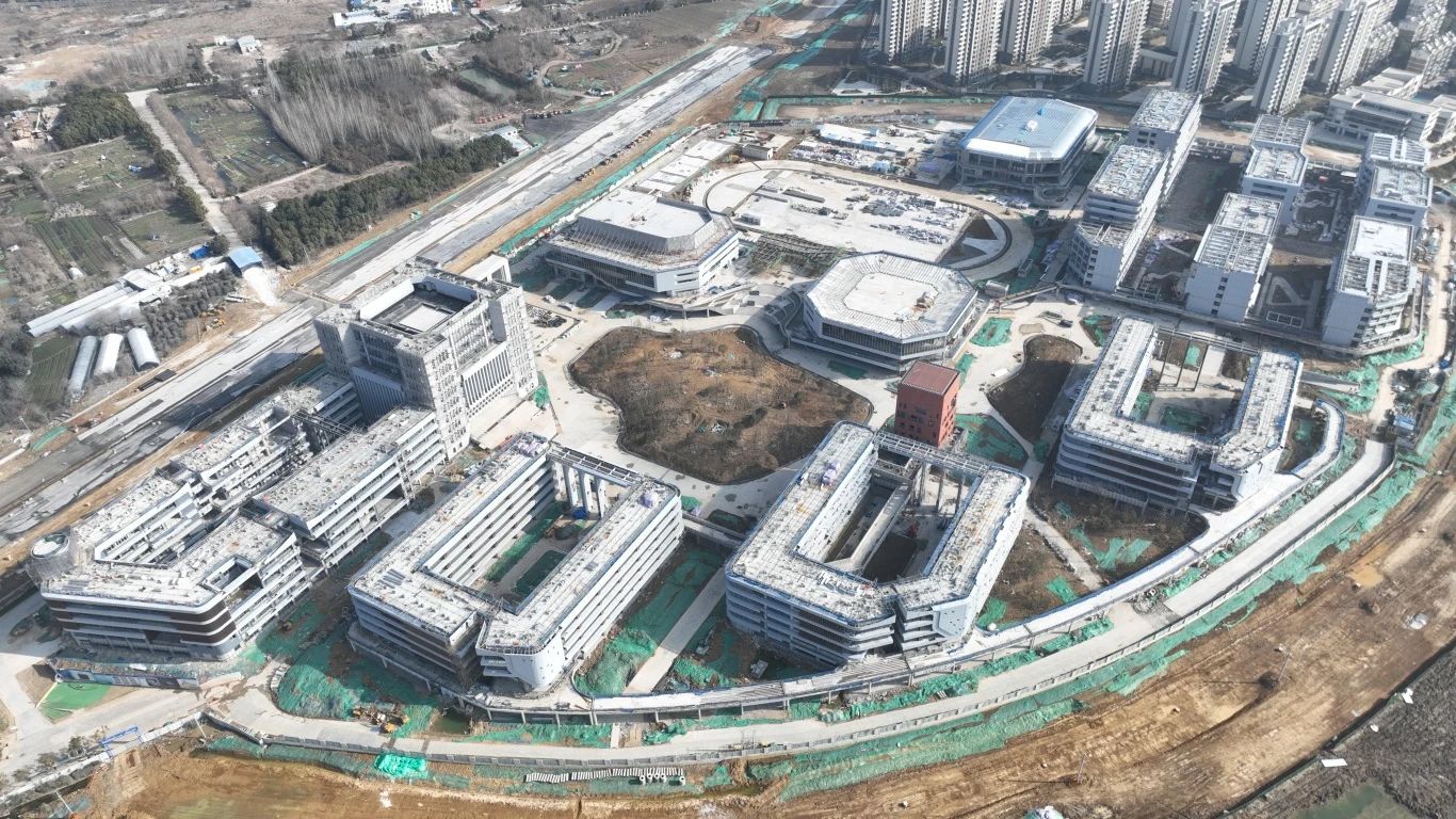 为确保合肥一中淝河校区项目2024年竣工交付节点如期完成,迅速掀起春节后复工即大干劳动热潮,形成一股紧张快干、提速争先的浓厚氛围,2月16日,合肥一中淝河校区项目召开节后复工动员大会。会上,各部门负责人报告了2023年度收尾工作情况及今年的工作任务,以月、周为时间轴线,明确各目标节点,并以图表的形式对各劳务班组负责人进行全面交底,落实工作目标责任制,做到责任到人,切实做到工作目标化,目标阶段化,阶段具体化,具体责任化。 (2)_副本.jpg 为确保合肥一中淝河校区项目2024年竣工交付节点如期完成,迅速掀起春节后复工即大干劳动热潮,形成一股紧张快干、提速争先的浓厚氛围,2月16日,合肥一中淝河校区项目召开节后复工动员大会。会上,各部门负责人报告了2023年度收尾工作情况及今年的工作任务,以月、周为时间轴线,明确各目标节点,并以图表的形式对各劳务班组负责人进行全面交底,落实工作目标责任制,做到责任到人,切实做到工作目标化,目标阶段化,阶段具体化,具体责任化。 (2)_副本.jpg