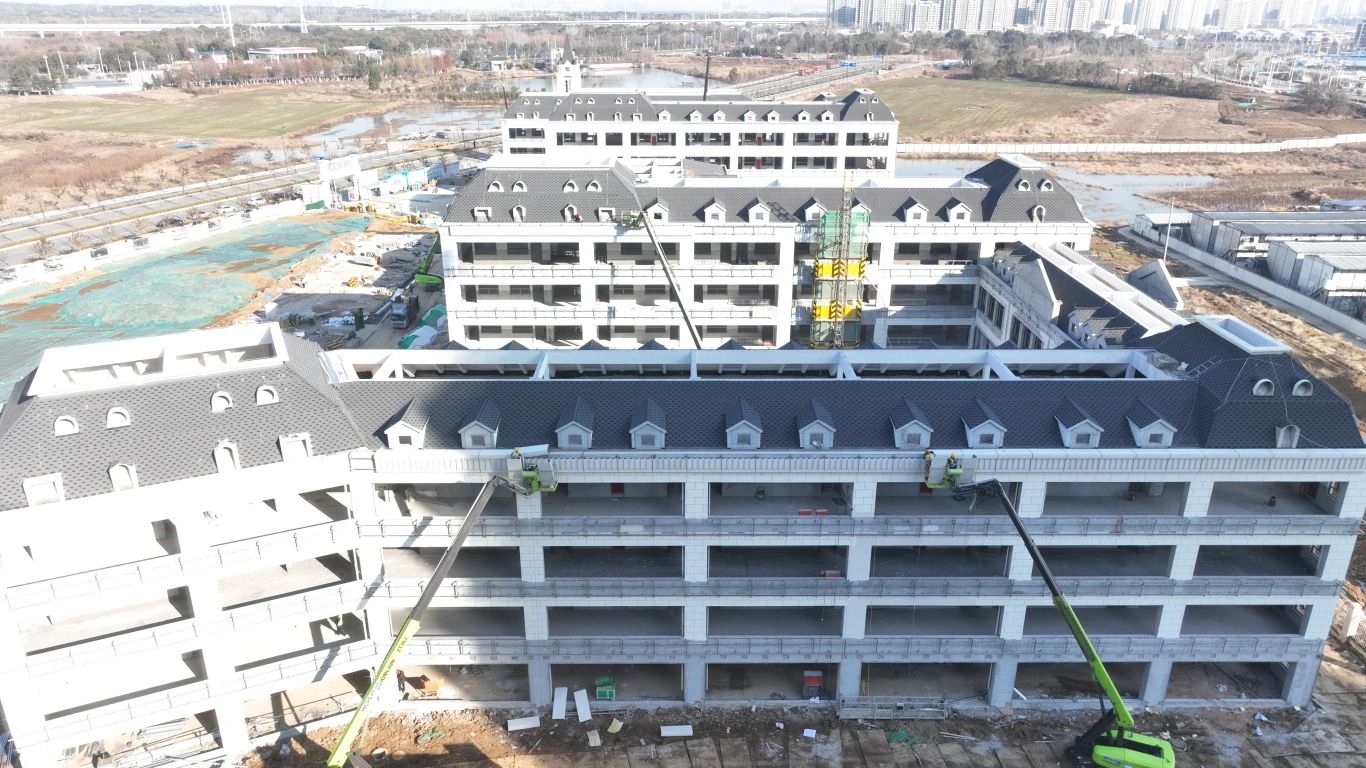 跑好龙年“第一棒”正当其时。五分公司各项目管理人员积极响应项目建设要求,大年初四全员到岗,召开全体班组复工复产会议,制定了分部分项工程的复工时间节点,为全面复工复产奠定坚实基础。分公司领导现场检查指导工作,要求项目部全方位安排,提前谋划。在复工复产的同时要做到全员三级安全教育,杜绝一切盲目不安全的复工复产。努力营造大干快上局面,工人们在现场干的热火朝天,管理人员也时刻为工人安全生产保驾护航。.JPG 跑好龙年“第一棒”正当其时。五分公司各项目管理人员积极响应项目建设要求,大年初四全员到岗,召开全体班组复工复产会议,制定了分部分项工程的复工时间节点,为全面复工复产奠定坚实基础。分公司领导现场检查指导工作,要求项目部全方位安排,提前谋划。在复工复产的同时要做到全员三级安全教育,杜绝一切盲目不安全的复工复产。努力营造大干快上局面,工人们在现场干的热火朝天,管理人员也时刻为工人安全生产保驾护航。.JPG