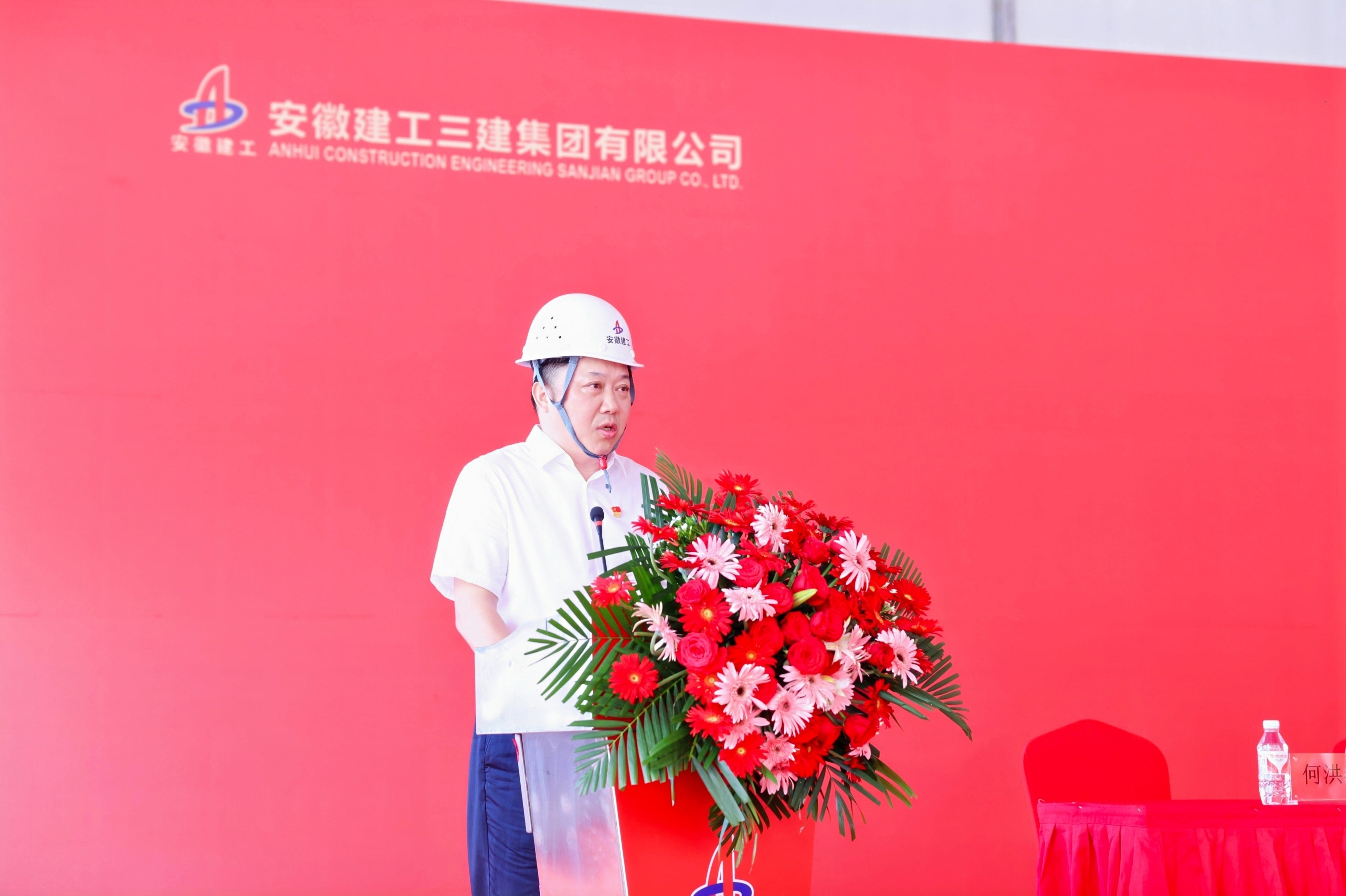 3华体会华体会首页党委书记、董事长何洪春.JPG 3华体会华体会首页党委书记、董事长何洪春.JPG