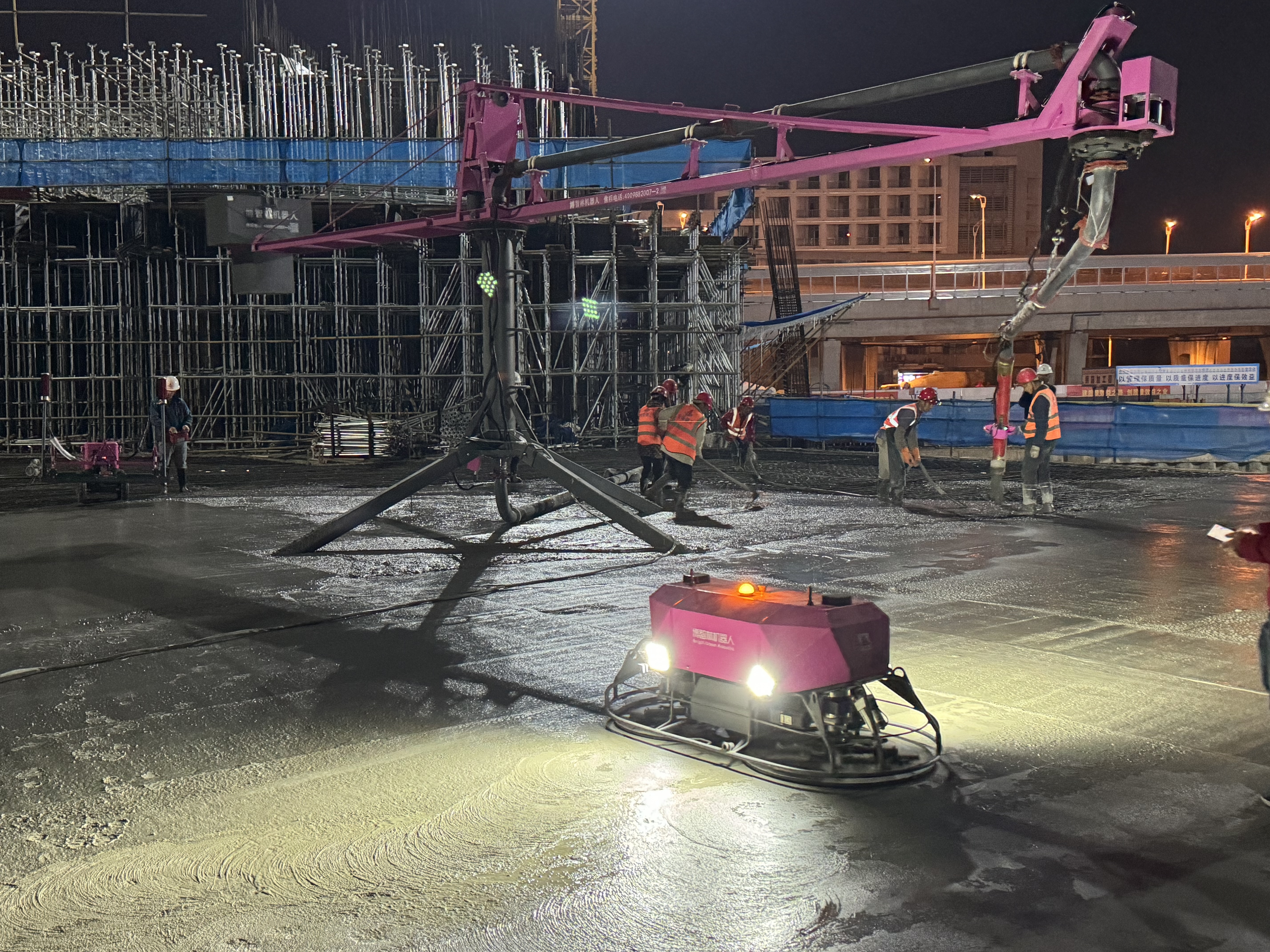 7 5款建筑机器人集中上岗,让施工生产“智慧加倍”.jpg 7 5款建筑机器人集中上岗,让施工生产“智慧加倍”.jpg